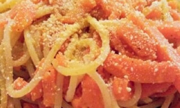 Spaghetti ai 5 cereali con zucca al Curry e pangrattato | Nuova ricetta on-line