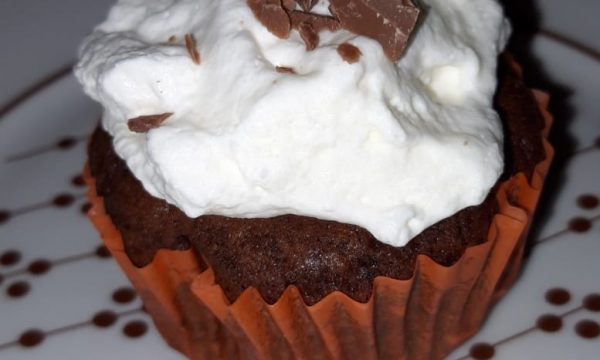 Nuova ricetta on-line: Muffin al cacao con panna montata e scaglie di cioccolato al latte!!! 😉🤤😋