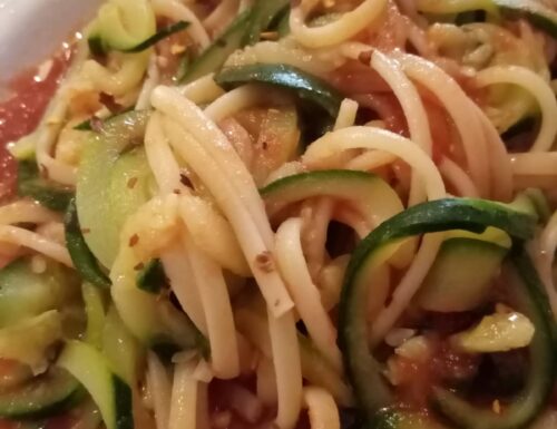 Nuova ricetta: Spaghetti di zucchine (detti anche “zoodles”) e di pasta con pomodoro crudo