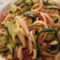 Nuova ricetta: Spaghetti di zucchine (detti anche “zoodles”) e di pasta con pomodoro crudo